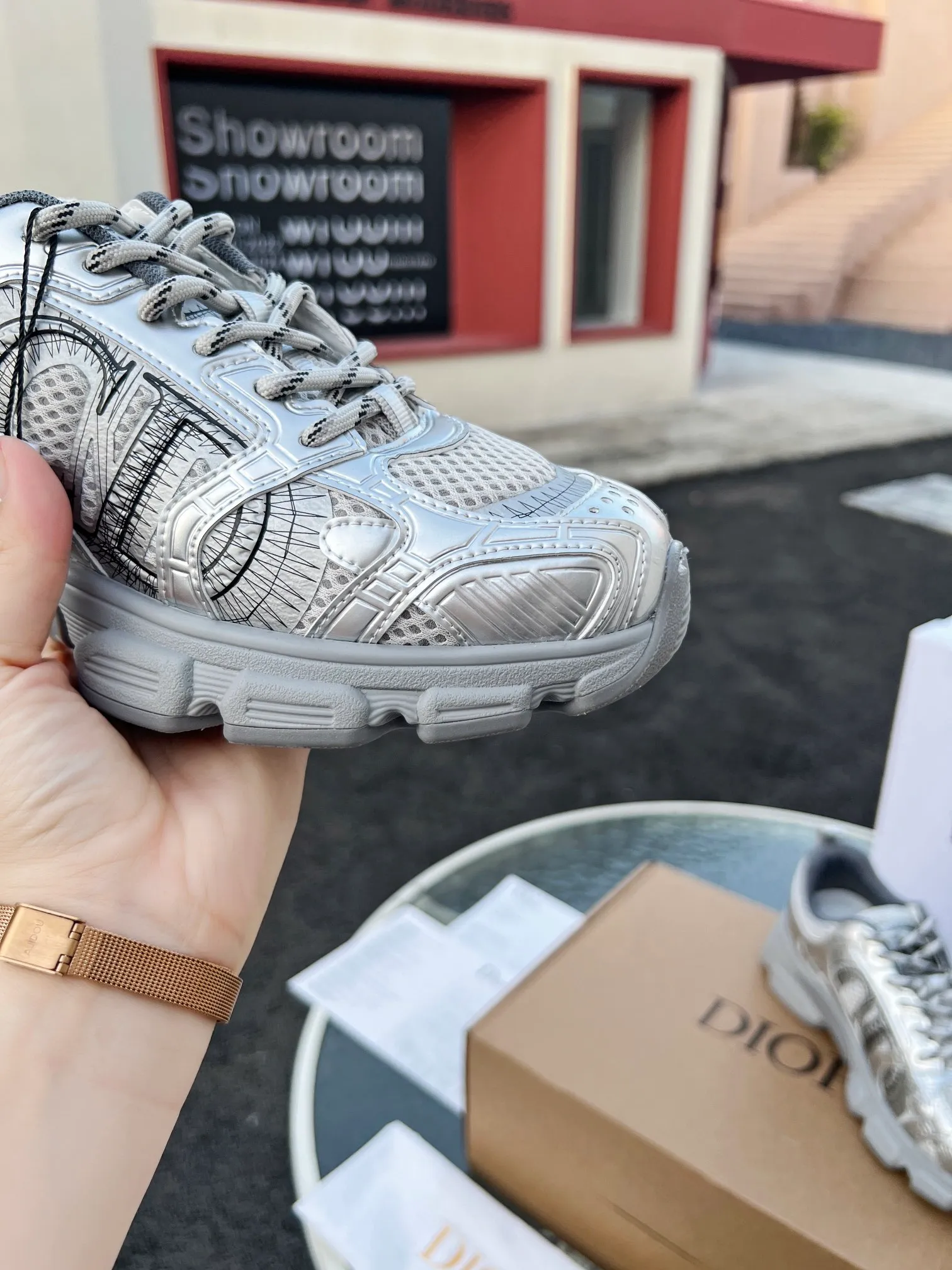 👟👟Ex-factory price 600👟👟 High version couple model🍸 Dior Dior | 2024 ˢˢDilraba, many stars have the same style. L’s 2024 spring and summer new products. The latest popular Chrono series, thick-soled mesh color-blocking running shoes, dad shoes, casual sports shoes series〰 Original purchase, development and production👍🏻This Dior Chrono sneaker is made of white and black mesh fabric with leather effect panels. The CD logo on both sides, the star patch on the tongue and the Dior logo on the heel, many details highlight the style. The two-tone laces, lightweight sole and star embellishment allow for a casual look all year round, complementing a variety of casual or elegant pieces. ♺Upper: Original imported first-layer cowhide + mesh ♺Inner lining: Original customized breathable lining ♺Outsole: Original molded EVA super light and super soft outsole ♺Heel height: 4.5cm ♺Size: Female 35-41 Male 39-45 (Female 40.41 Male 45 customized)